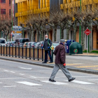 Un hombre camina detrás de su perro en la Avenida de Cantabria, en Burgos. RAÚL OCHOA