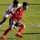Javi Gómez persigue un balón en el último encuentro disputado ante el Valladolid B. SANTI OTERO