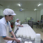 Varias mujeres trabajan en una fábrica de lácteos en un polígono de la provincia.-R. OCHOA