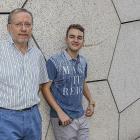 El profesor Constantino de la Fuente y Arturo Alonso, apoyados en la pared del MEH.-SANTI OTERO