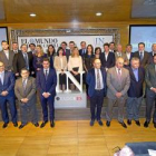 La fiesta anual de los innovadores congregó ayer en Arroyo de la Encomienda (Valladolid) a 400 personas de las nueve provincias de Castilla y León. Todos ellos fueron protagonistas de la entrega de la sexta edición de los premios Innovadores de EL MUNDO DE CASTILLA Y LEÓN. Un vídeo sobre los galardonados dio el paso al acto conducido por José Luis Fernández del Corral, coordinador del suplemento y secretario del jurado. Abrió la gala el director editorial de EL MUNDO DE CASTILLA Y LEÓN, Pablo R. Lago. Acontinuación, los catorce premiados recibieron sus galardones, simbolizados en una talla en piedra de Villamayor (Salamanca) del escultor Joaquín Rodríguez. La intervención del ‘Personaje Único 2016’, el cirujano Jorge García, en nombre de los premiados, dio paso a la clausura de la gala por parte de la consejera de Economía y Hacienda, Pilar del Olmo.