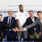 Clark posa con patrocinadores y miembros del club durante su presentación, ayer.-ISRAEL L. MURILLO
