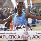 Getaneh Molla cruza la meta en primera posición en el Cross de Atapuerca de 2017.-SANTI OTERO