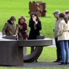 Visitantes, en el museo Chillida Leku, en el 2002.-EFE / JUAN HERRERO