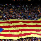 Aficionados del Barcelona despliegan una bandera "estelada".-EFE
