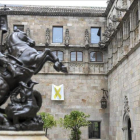 Lazo amarillo en el Pati dels Tarongers del Palau de la Generalitat.-JORDI COTRINA