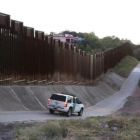 Un coche de la Patrulla Fronteriza de EEUU peina la valla de casi cinco metros que separa buena parte de los dos Nogales.-RICARDO MIR DE FRANCIA