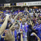 Javi Vega celebra con los aficionados el ascenso logrado en Villamuriel, el pasado viernes.-SANTI OTERO