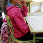 Una niña atiende en clase.-RAÚL G. OCHOA