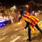 Paseo de Gracia, anoche..-EFE / ENRIC FONTCOBERTA