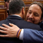 Pablo Iglesias abraza a Pedro Sánchez tras la votación de la moción de censura en el Congreso.-JOSÉ LUIS ROCA