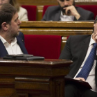 El 'president' Carles Puigdemont y el vicepresidente Oriol Junqueras, en el hemiciclo del Parlament.-ALBERT BERTRAN