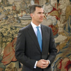 Felipe VI aguarda al diputado Aitor Esteban (PNV), en la ronda de consultas para formar Gobierno, en abril del 2016.-/ EFE / JUAN CARLOS HIDALGO