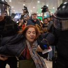 Manifestantes ante la estación de Sants.-LUIS BENAVIDES