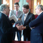 Fernando Andrés (CB Tizona) charla con Ángel Ibáñez, Javier Lacalle y José Luis Sáez (FEB) tras el acto oficial, ayer.-ECB