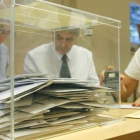 Urna en el Consulado de España en Montevideo (Uruguay), que permanecerá abierto el sábado y el domingo para que los españoles puedan votar.-EFE