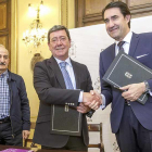 Suárez-Quiñones (dch.) y Rico (centro) tras la firma acompañados por el diputado provincial, Ramiro Ibáñez (izq).-S. O.