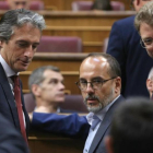 Los diputados del PDECat Carles Campuzano y Ferran Bel hablan con el ministrio de Fomento antes de la votación en el Congreso.-JUAN MANUEL PRATS