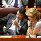 Aguirre obligando a González a vaciarse los bolsillos('El intermedio')-