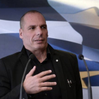 El ministro de Finanza griego Yanis Varoufakis habla con la prensa después de una reunión.-Foto: AFP / LOUISA GOULIAMAKI