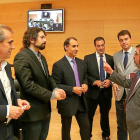 César Antón con los portavoces y procuradores de los partidos que integran la Comisión de Investigación por los sobrecostes del Hubu.-ICAL