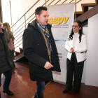 El alcalde, Daniel de la Rosa, a su llegada a la sede de los empresarios de Villalonquéjar con Silvia Pereda, la presidenta de la asociación. TOMÁS ALONSO