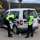 Dos agentes de la Guardia Civil verifican un depósito de combustible. GUARDIA CIVIL