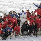Jugadores y cuerpo técnico del Burgos CF posan con el muñeco de nieve levantado sobre el césped de El Plantío, ayer.-SANTI OTERO