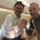 niesta y Mikitani, dueño de Rakuten, en su vuelo a Japón.-EL PERIÓDICO