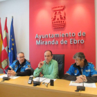 Muñoz, en el centro, con los agentes encargados de elaborar la memoria de Policía.-E.M.