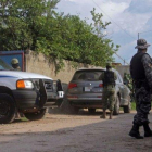 Elementos del Ejército mexicano resguardan una casa en Zapopan, Jalisco.-