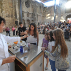 Isaac Montoya, cocinero de La Bóveda, dio a probar al público su ‘Espuma de huevo morcilla...’.-Israel L. Murillo