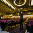 Jorge Drexler (de pie) saldrá al escenario del Teatro Principal acompañado por el francés Luciano Supervielle.-