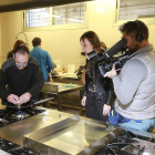 TVE siguió la preparación de las tapas en las instalaciones de la Escuela de Hostelería de Burgos.-RAÚL OCHOA