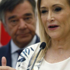 Cristina Cifuentes comparece tras la reunion que ha mantenido con el presidente del Colegio Oficial de Farmaceuticos de Madrid.-FERNANDO ALVARADO (EFE)