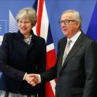 El presidente de la Comision Europea, Jean-Claude Juncker, recibe a la primera ministra britanica, Theresa May.-JULIEN WARNAND / EFE