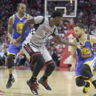 Curry intenta un dribling en el partido contra los Rockets.-THOMAS SHEA / USA TODAY SPORTS