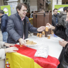 Alfonso Fernández Mañueco entrega un chocolate y unos bizcochos a una mujer, ayer, en la Plaza Mayor.-SANTI OTERO