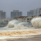 Oleaje en pleno tifón 'Dujuan', en la costa de Quanzhou.-CHINA STRINGER NETWORK / REUTERS