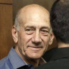 Olmert espera el inicio de una sesión del juicio, el pasado 31 de marzo del 2014.-Foto: DAN BALILTY / AFP