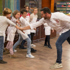 Saúl Craviotto, último ganador de Masterchef celebrity, visita Masterchef junior.-RTVE