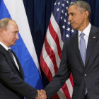 Obama (derecha) da a la mano a Putin, antes de un encuentro bilateral en la sede de la ONU, el 28 de septiembre del 2015.-AP / ANDREW HAMIK
