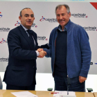 Eduardo Hernández (Ibercaja) yFélix Novoa (Capiscol) sellan el acuerdo. ECB-