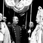 Francisco Franco, bajo palio durante la visita a una catedral.-