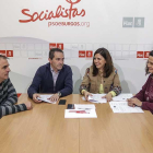 La secretaria provincial del PSOE, Esther Peña, se reunió ayer con representantes de Comisiones Obreras y UGT.-SANTI OTERO