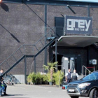 Un coche de policía frente al club Grey donde tuvo lugar el tiroteo.-EFE / OLIVER HANSER