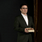 El escritor zamorano José C. Vales posa el premio Nadal con su novela "Cabaret Biarritz"-Efe
