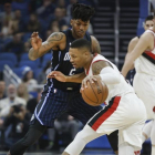 Damian Lillard (con el balón en la mano) durante el último partido.-REINHOLD MATAY