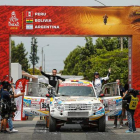 Cristina Gutiérrez saluda antes de tomar la salida en el Dakar’2018.-ECB