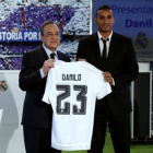Florentino Pérez entrega la camiseta a Danilo en el acto de presentación del jugador.-Foto: DAVID CASTRO